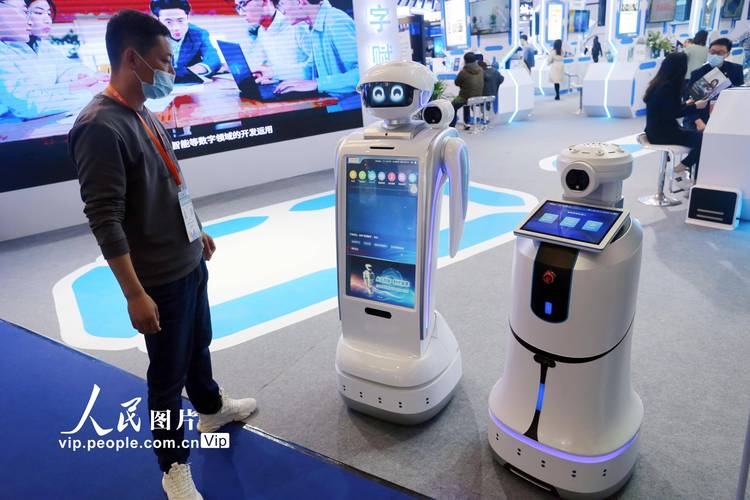 上海:ai人工智能机器人"争奇斗艳"上交会